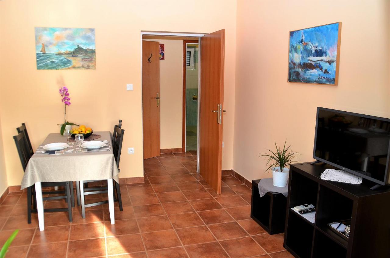 Apartment Renata Ловран Екстер'єр фото